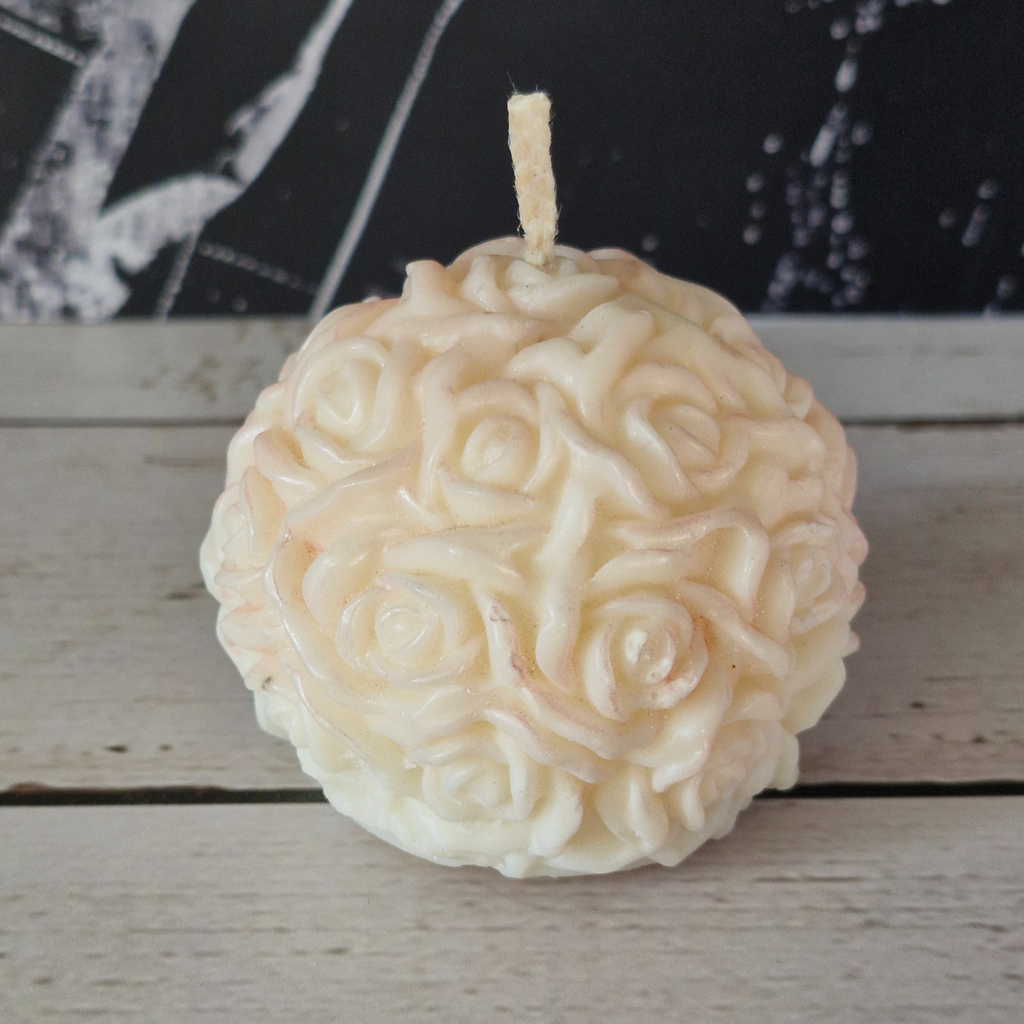 🕯️ Bougie moulée ronde parfumée à la Rose – Motif Fleurs Rose élégante