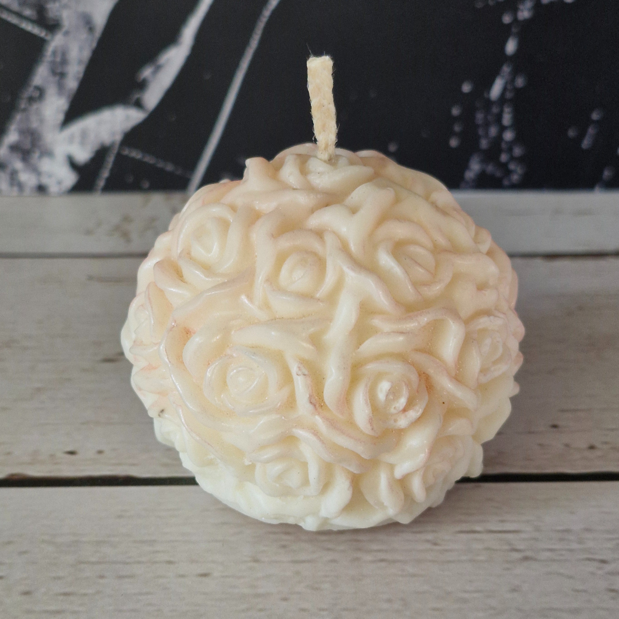 🕯️ Bougie moulée ronde parfumée à la Rose – Motif Fleurs Rose élégante