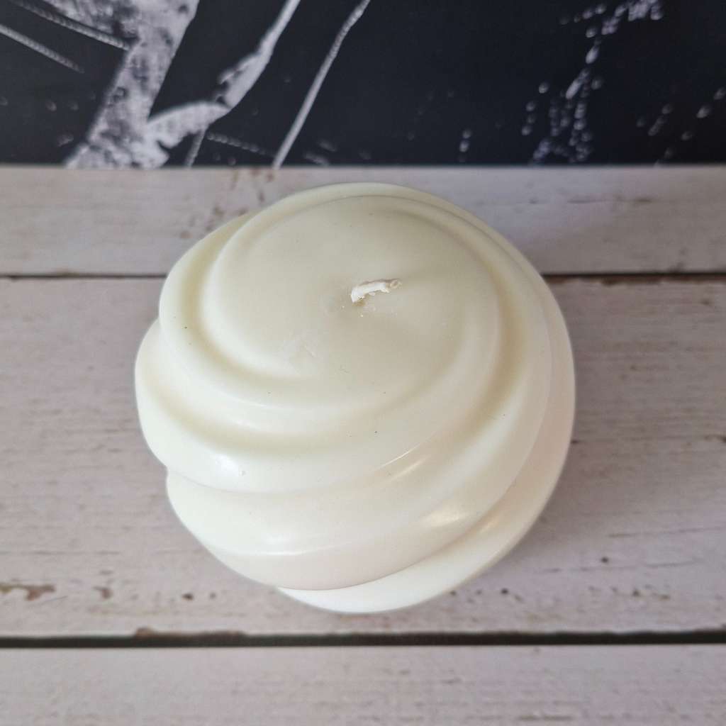 🕯️ Bougie moulée spirale parfumée Adoucissant – Design moderne